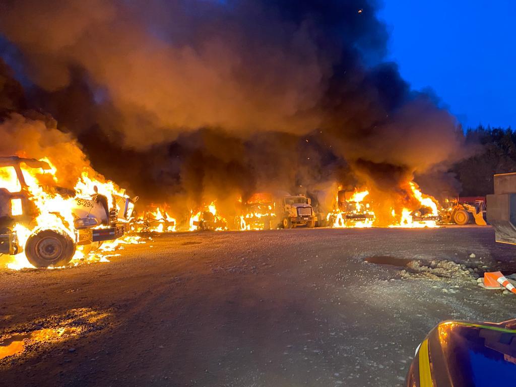 MjGaticaB's tweet image. 13 camiones quemados, hemos rogado estado de excepción en Los Ríos pero el gobierno sigue sin escuchar, es hora de que de una vez por todas entiendan y ayuden a parar esto. Hasta  ahora el gobierno sólo es parte del problema y no la solución. #terrorismo #estadoexcepción #LosRíos