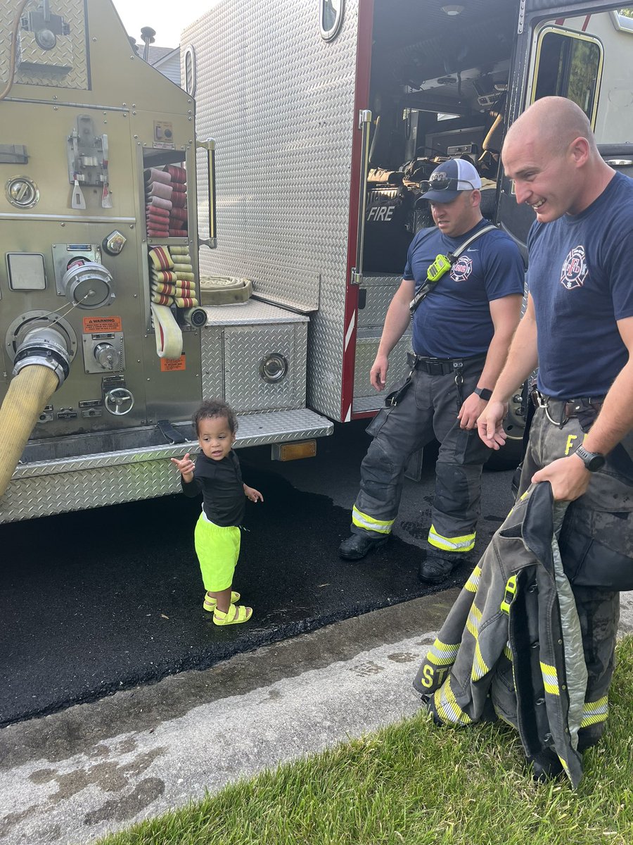 MrsElmoreSCE's tweet photo. Shoutout to @FishersFireDept for visiting our neighborhood for some summer fun! We might have a future fireman on our hands! #socurious https://t.co/TafkQiZvHT