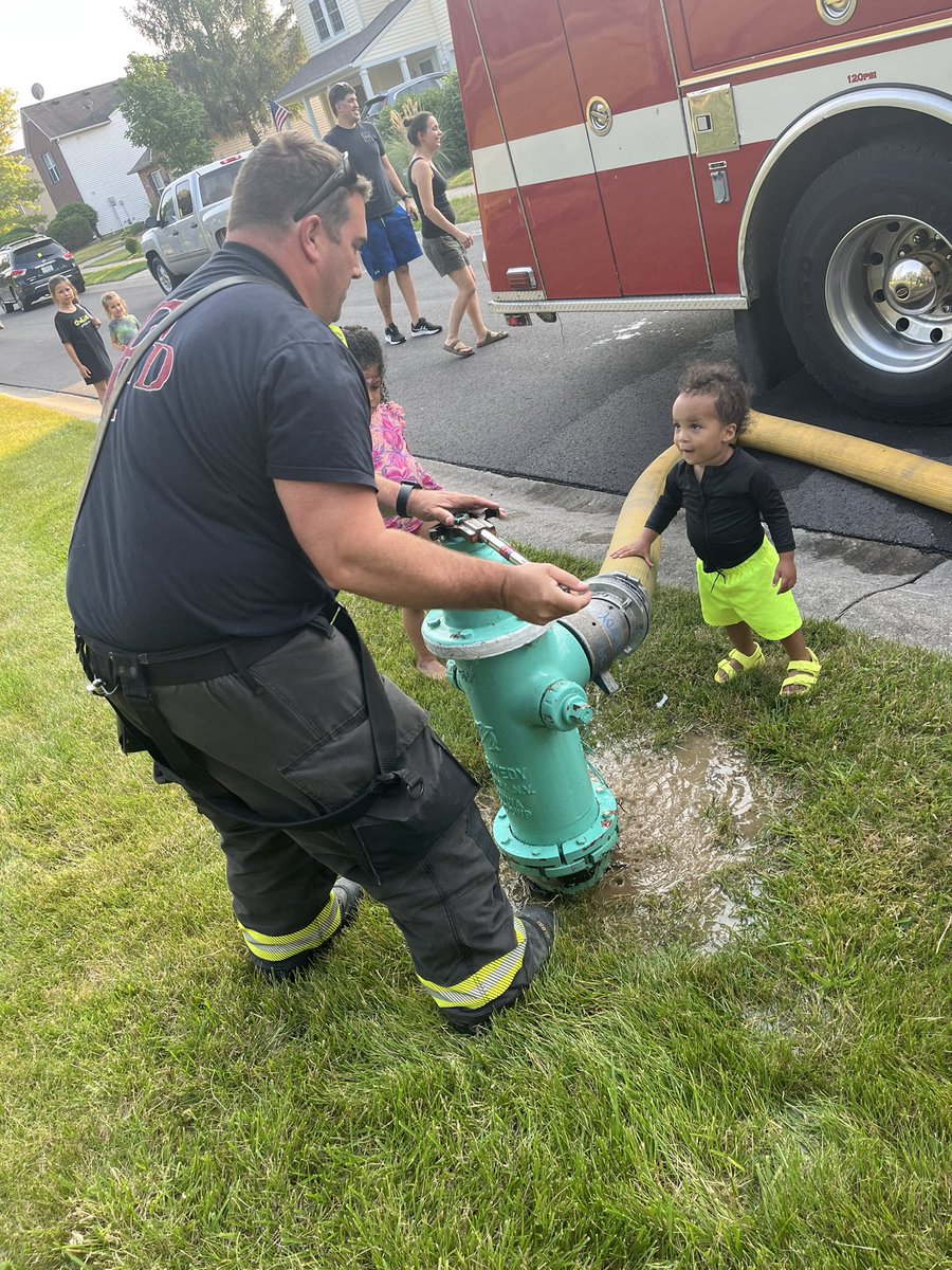 MrsElmoreSCE's tweet photo. Shoutout to @FishersFireDept for visiting our neighborhood for some summer fun! We might have a future fireman on our hands! #socurious https://t.co/TafkQiZvHT