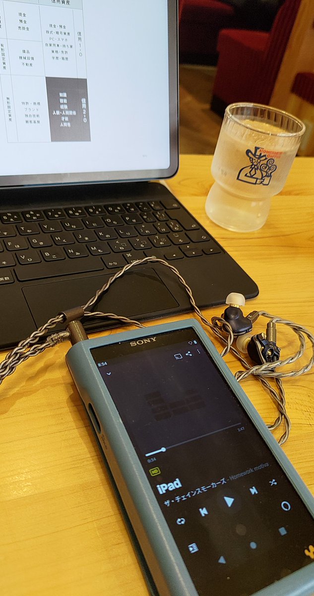 tapilemo's tweet photo. おはようございます\(^o^)/
今日は、マッタリコメダで。
イヤホンの色落ちとかは、再塗装可能なんだろうか笑
#NWWM1AM2 × #HS2000MX × #chainsmokers 「ipad」 https://t.co/eM2pJ9WoTY