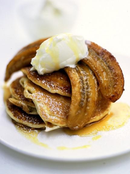 Banana pancakes: With a dollop of crème fraiche. My fluffy American-style pancakes with sticky bananas are a real treat for the weekend #fruit #pancakeday #vegetarian #seasonal #recipe bit.ly/2BIxxsj