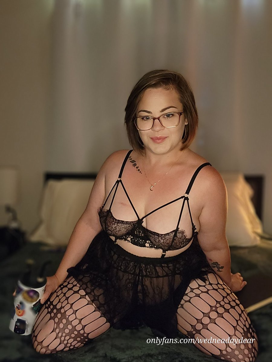 Wednesday_Deary's tweet photo. Smoke with me live tonight as I read you a bedtime story 😘😘
#ofmodel #onlyfansgirls #bedtime #bedtimestories #canna #cannamom 

https://t.co/CPBDJGVJxJ https://t.co/gm7hnrraUS