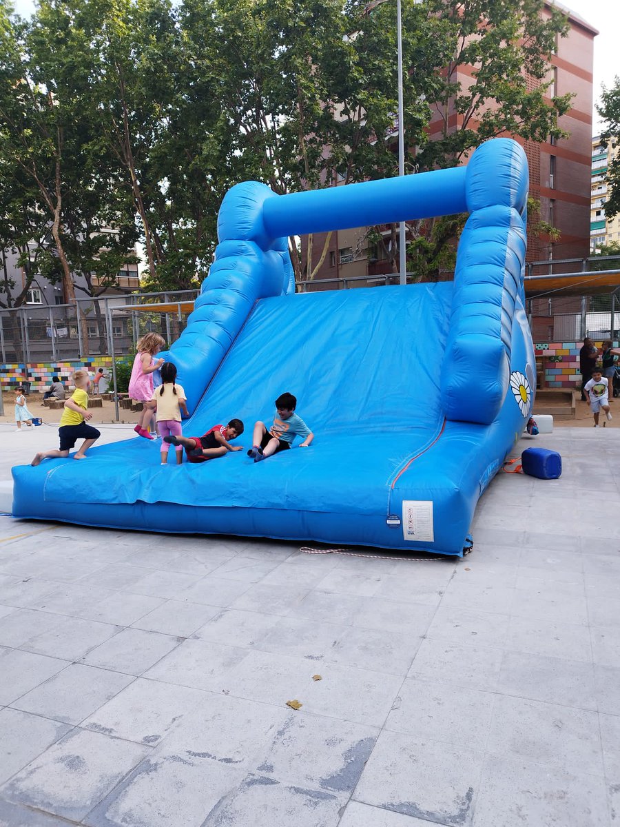 escolaelshorts's tweet photo. Super festa de #finaldecurs a l'#escolaelshorts organitzada per @AMPA_elsHorts . Quant han gaudit nens, nenes i familiars amb els #inflables i en el #sopardegermanor ! Visca la festa!!
#femescola
#totsjunts
#diversio
#gresca https://t.co/xQeLaz75ov