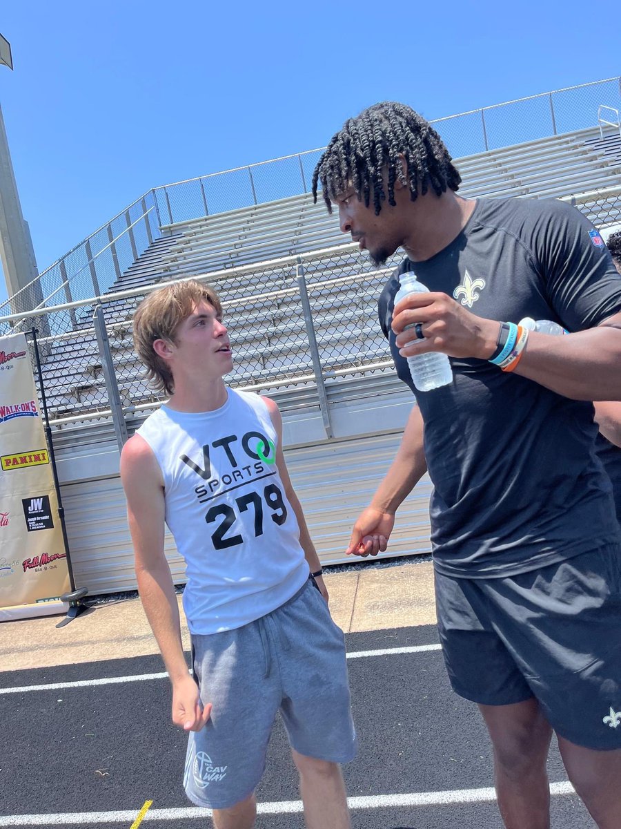 SyxNoah1's tweet photo. Nothing like getting coached by the best ! Thank you @Jaboowins  @JustWinMGMT @MDFNATION @hytfootball https://t.co/B5lVTJd3ao