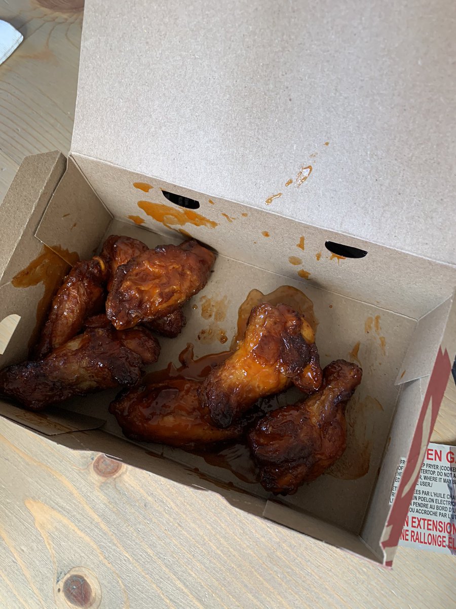 One wing eaten, 8 total tiny wings for $18, we are NOT in recessionary times <a href="/bostonpizza/">Boston Pizza</a> a family hotspot is out of reach financially now…#sad #coststoomuch #eatingin