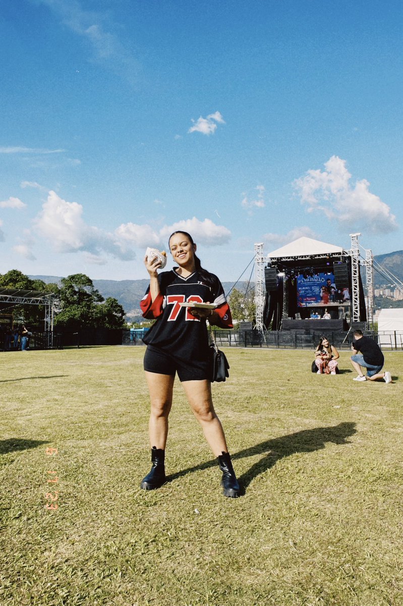 Manuela Castaño on Twitter: "Una linda tragando en Paradiso"
