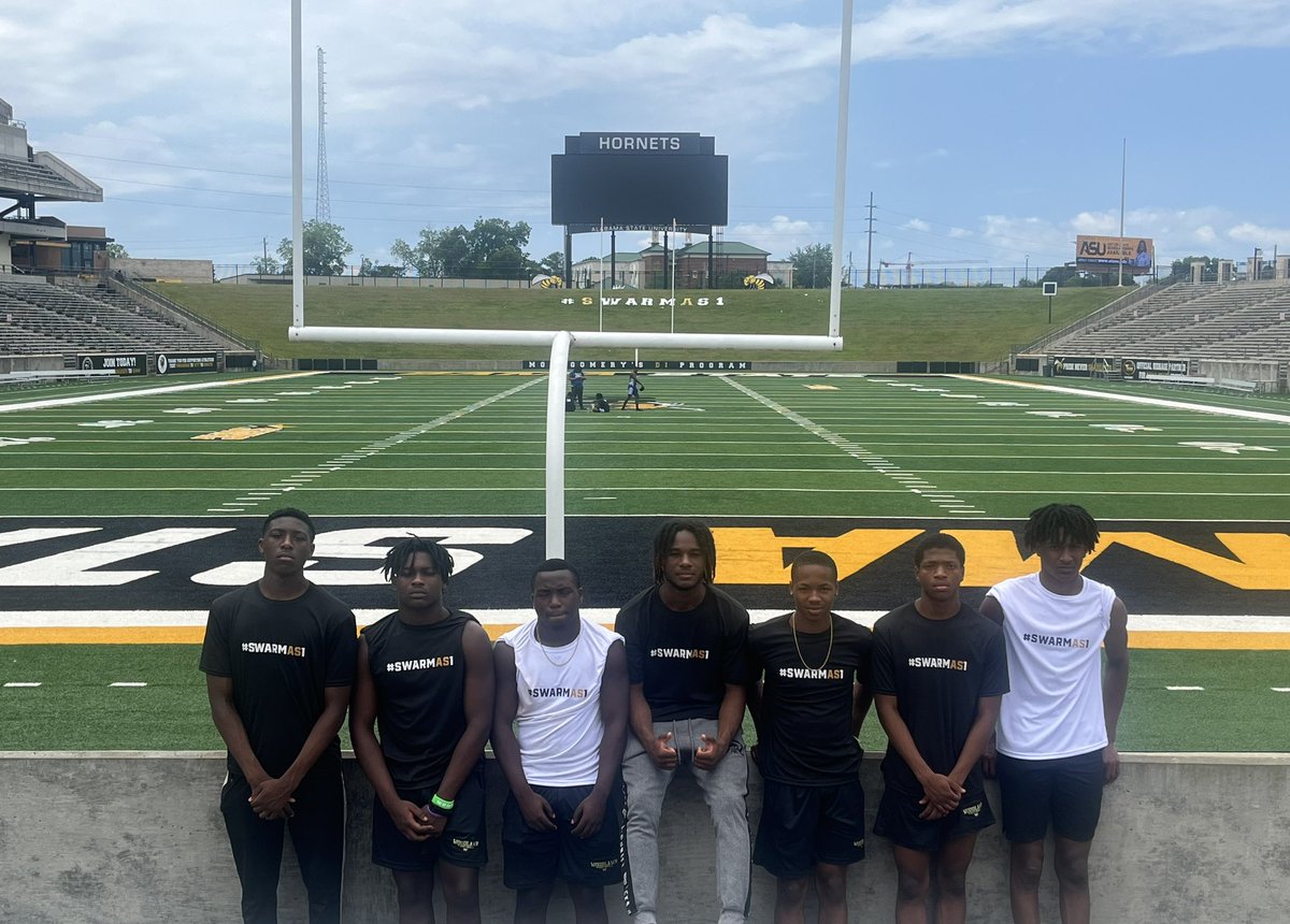 Woodlawn_FB's tweet photo. #The1stAveBoyz at @BamaStateFB Prospect Camp today. @DeitricYoung @michealgivihan_ @GatDawg9 @Mikeljackson02 @JermihiaW @RenardBrown11 @JaiseWard_
#WorkingForTheW #WinningWithWoodlawn https://t.co/MkbnCth3ro