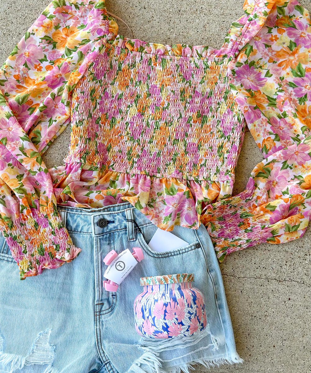 If you're not coordinating your outfits with your candles, then what are you doing??😉😍🌸🌺🌷