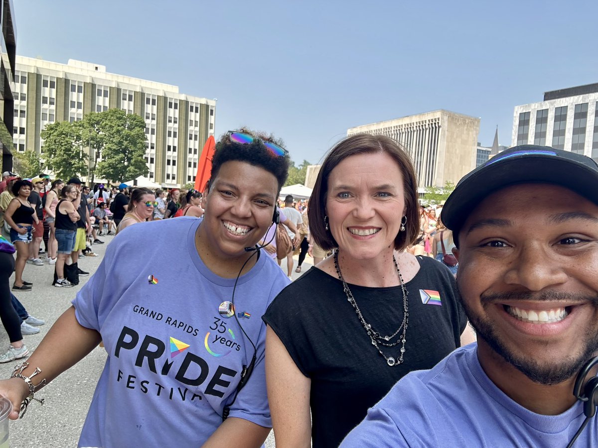 marshallkilgore's tweet photo. Having a blast doing my board member duties for @GRPrideCenter working the Pride Festival! Thanks for stopping and chatting with the crowd Senator Majority Leader @WinnieBrinks! #HappyPride 🫶🏾🏳️🌈 #GrPride https://t.co/Wk7HOI4UZm