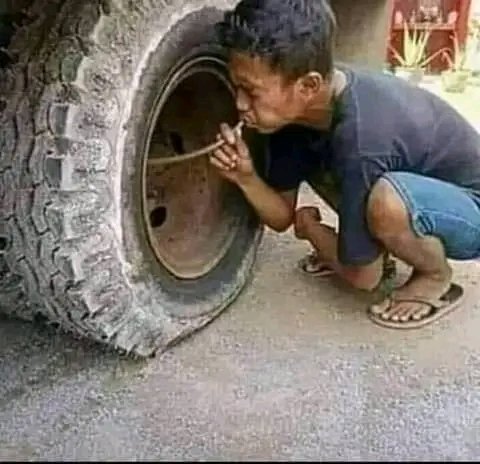 Bl_YEMEN's tweet photo. الصوره تلخص مسيرة ثوره ثوره ياجنوب ولا حول ولا قوة الا بالله العلي العظيم.
أهل عدن يعانون من الحر وكل واحد يقود 3 افراد معه مولد كهرباء في بيته ولنا الله وكفى بالله وكيلا. 

#مش_شغلك #بقايا_الضاحية_الجنوبية https://t.co/ZdgvTLhx7E