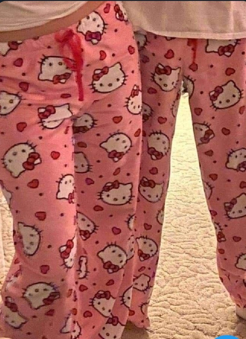 _mikey_ma's tweet image. Já que não posso cometar, vamos de rt.
Paty...  eu+tu a fazer uma maratona dos filmes da barbie com umas calças da kitty.
Pegar ou largar?