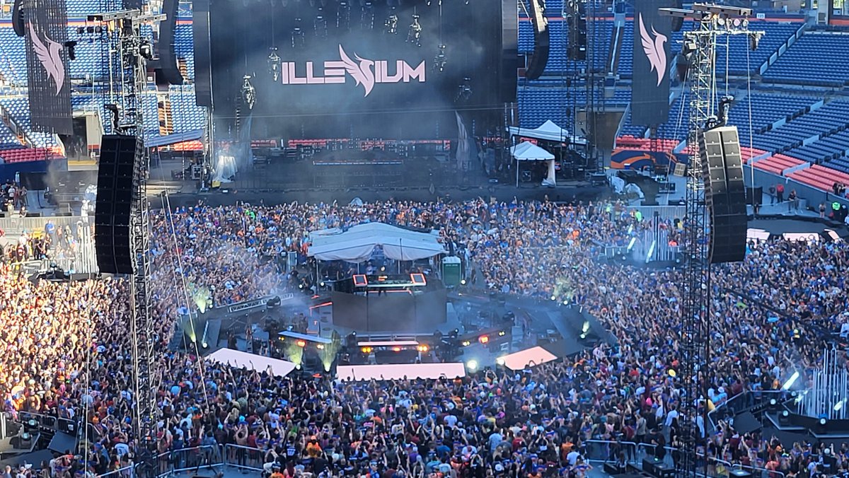 TaPramen's tweet photo. #illenium #denver https://t.co/GKzwBHywNi