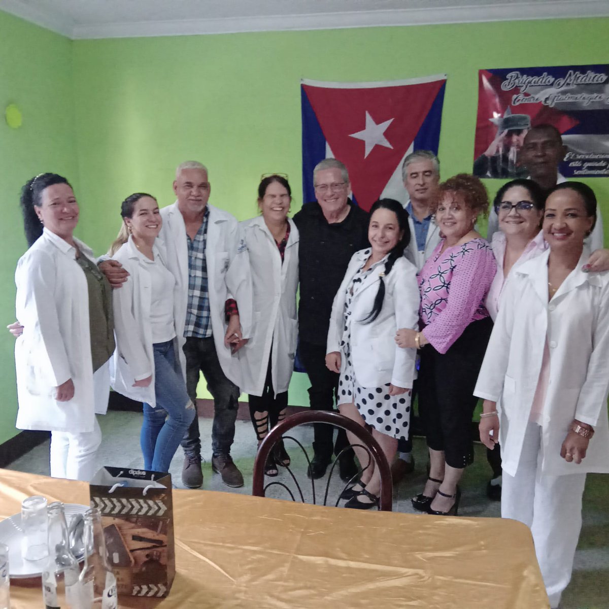 La Brigada Medica Cubana de Mixco recibe a nuestro Embajador y a las dras Mariheta y Marielena,  Coordinadoras de la BMC y OM respectivamente.