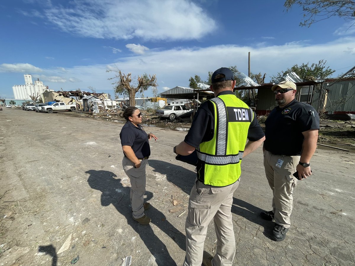 TDEM's tweet photo. TDEM remains on the ground in #Perryton alongside local partners to coordinate state resources and support community needs as the response and recovery efforts continue.

Damage assessments continue in impacted areas.

Report Damage Here: https://t.co/SB3Ct7Da2G

#txwx https://t.co/osuvjrJaHY