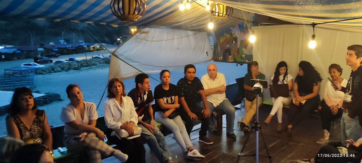 veronicabad's tweet photo. Hoy, desde el #BuqueAzart #SanMateo,la @SociedadQuijote realizan junto al escritor #CarlosArcosC,el cierre de la lectura del libro #UnDíaCualquiera
Es la historia de los hermanos DiegoyFrancisco de Arcos, los cuales trataban de borrar su origen p' evitar ser llevados a la hoguera https://t.co/HOkCcuVqHk