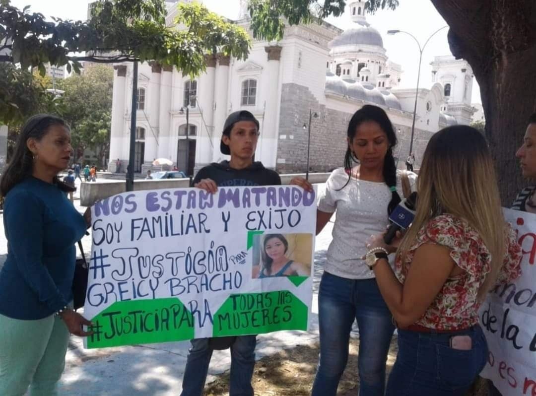 manuelita1504's tweet photo. #17Jun
Greicy Bracho (40)
#Femicidio #Carabobo
Salió de una fiesta con 
RAÚL LOVERA
(su pareja por 20 años),en discusión él la golpeó y abandonó su cuerpo sin vida en la vía pública
Familia #ClamaJusticia 
Pedimos
#ContinuidadEnElProceso
#SentenciaCondenatoria
#JusticiaParaGreicy https://t.co/0bPIgNZfb5