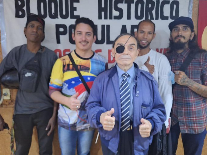 WalterDossier's tweet photo. MIL GRACIAS queridos hermanos menores😁
Juntos Uds y nosotros en el servicio incondicional a nuestra Patria Bolivariana Venezuela
De verdad me emociona este hermoso gesto
En la foto no salí TAN mal😄
Nos vemos en la próxima trinchera y siempre en el lado correcto de la Historia https://t.co/mDxlUfx2aF