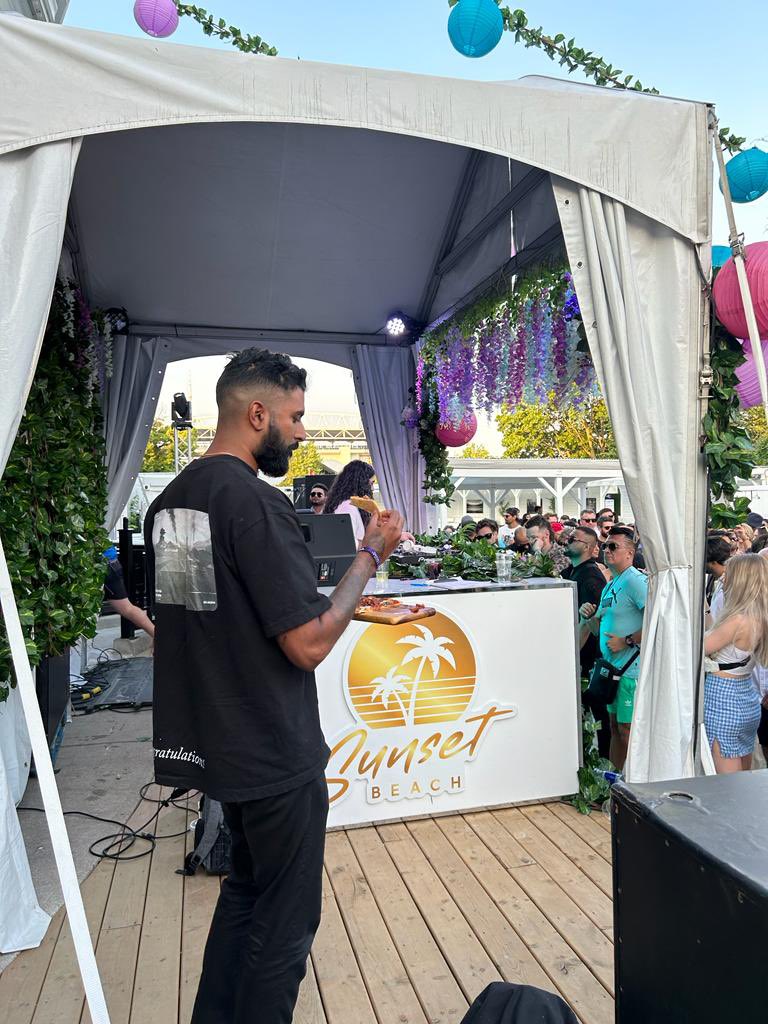 launders tweet media