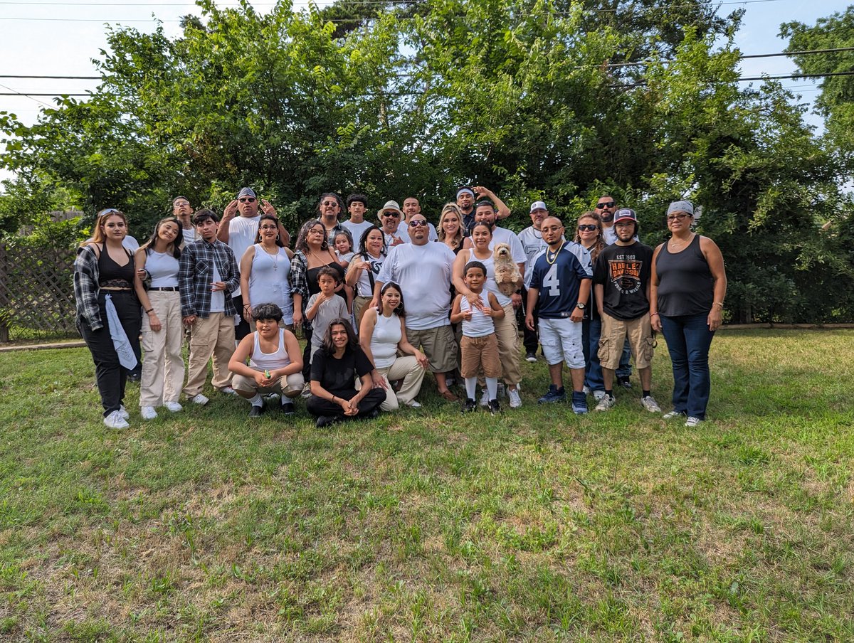 Webb_Head25's tweet photo. Happy 18th Anniversary tio and tia Gomez. Thank you for showing me the CHOLO LIFE!βπ½ππ½ #GomezFamily #CholoLife https://t.co/LXXU3ef94t