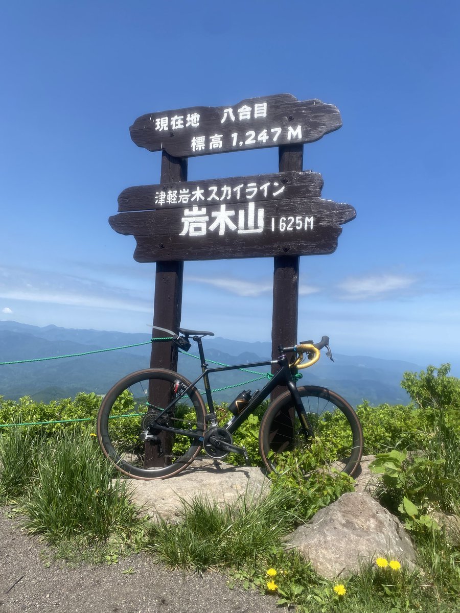 ndmc_cycle's tweet photo. 部員1人目ゴールしました
 天気最高です！

#チャレンジヒルクライム岩木山 https://t.co/cM7wmICtCr