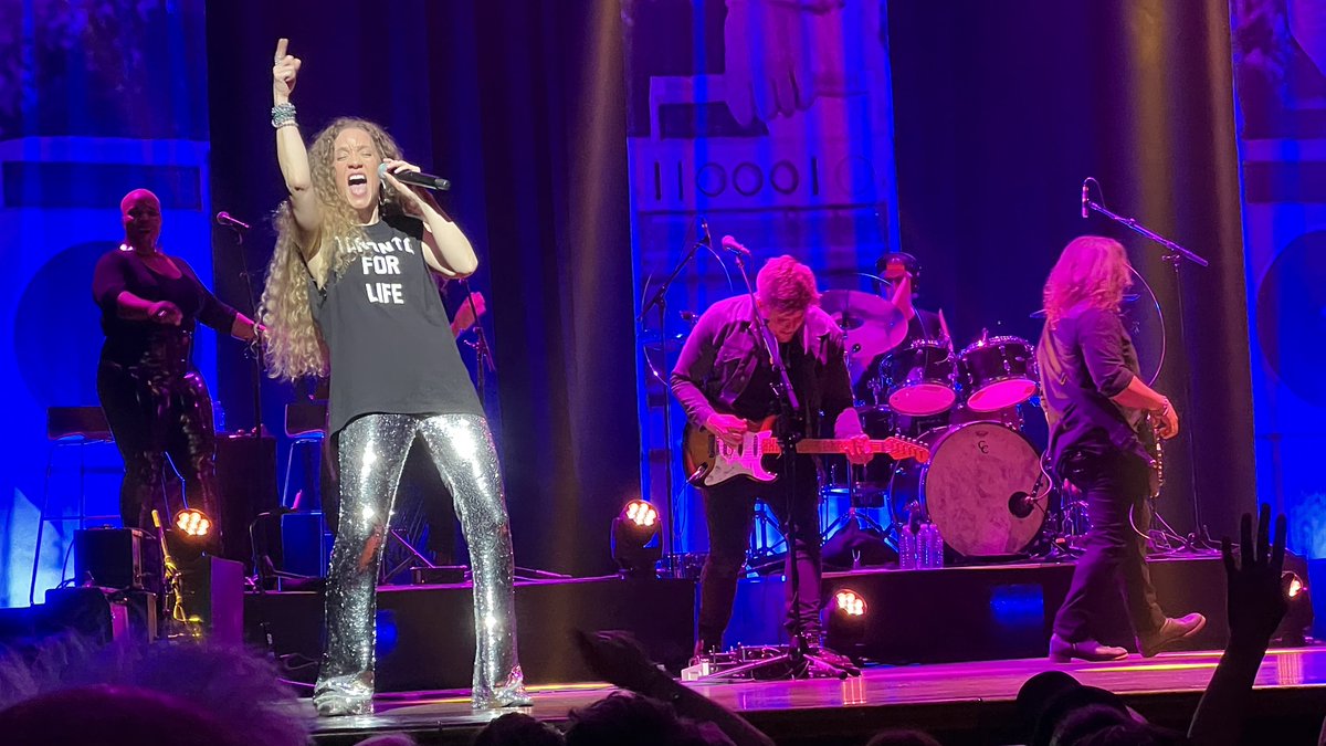 HeyItsMeMissJT's tweet photo. What an incredible night!!! Thank you @TheMarshallMix for putting on such an amazing show! #WorthTheWait Wish that I could have this moment for life. 💜 #Starstruck #Toronto #AboutLastNight #FridayNight #BackstageFun #HeavyLiftingTour #AmandaMarshall 🎶😝🤘🎸🌃 https://t.co/IRdLD4qx3n