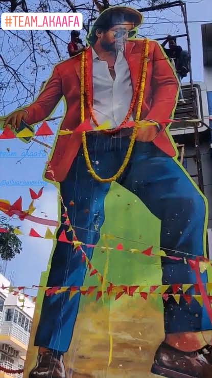 Distributors vesina cutout ra  adhi pumka 😂
Fan's vesina cutouts 🔥
Allu Arjun - 70 Feet #Pushpa
Allu Arjun - 60 Feet #AVPL

Special shows Highest Cutout
Allu Arjun - 41 Feet #Desamuduru4K