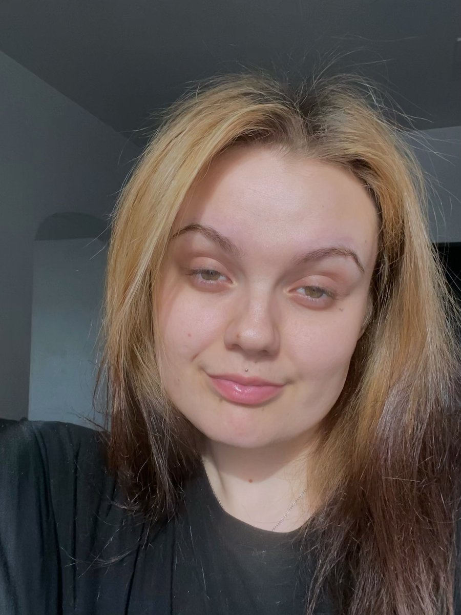 's tweet image. hiiiiiigh 👋🏻☺️😮‍💨
this is a psa to smoke rn 🗣 
i am absolutely friggity frucked off this flower rn man u guys gotta match my vibe asap !! 😂🍃