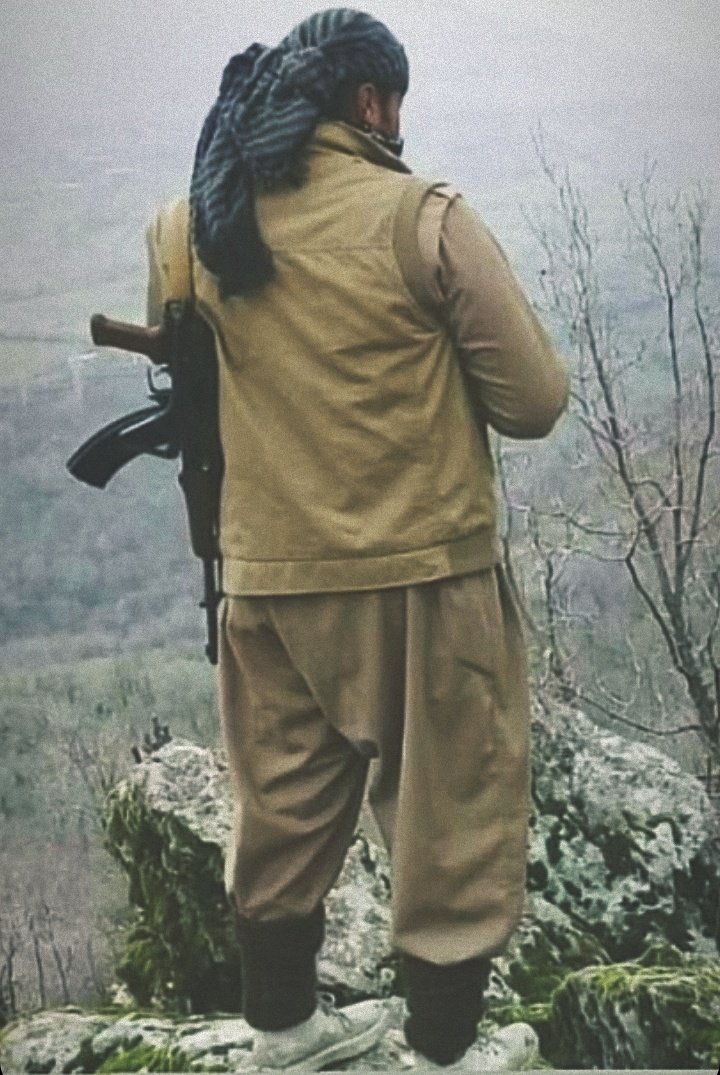 غەمی نیشتمان پەرەستێکی ئاوارە بۆ نیشتمانی
 وەکو غەمی جیایی ئەڤیندارێکە لە ئەڤینی
بۆ ئەڤیندارێکی ئاوارە نیشتمان باوەشێکە
بۆ ئاوارەیەکی ئەڤیندار باوەش نیشتمانێکە 
چ نامۆییەکە لە ئاوارەگیدا ئاوارە بیت
هەم ئاوارەیەکی ئەڤیندار و  
هەم ئەڤیندارێکی ئاوارە بیت
✍️بوومە شاعێریش
