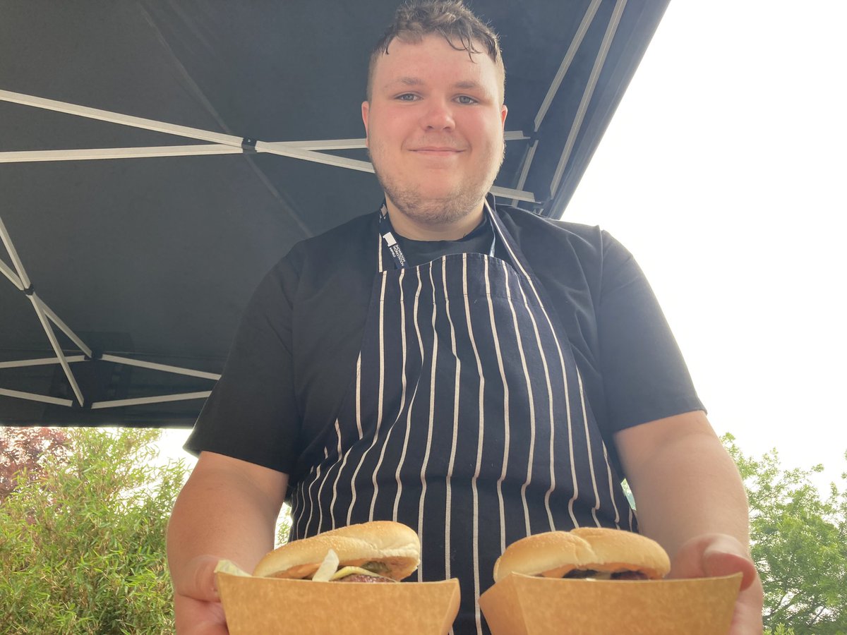 otogisyrupz's tweet image. シェフィールド国際ドキュメンタリー映画祭４日目、僕らにとっては最終日。昨夜踊りすぎて筋肉痛だったが、上手いバーガー食べたら治った気がする！
今夜の『東京自転車節』(英題 ”Tokyo Uber Blues”)３回目会場は「The Curzon」ジュードさん（青い服）が発音を教えてくれました。

#SheffDocFest2023