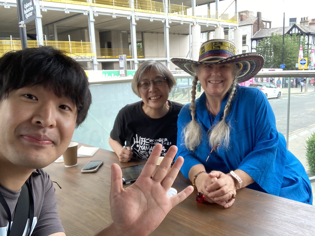 otogisyrupz's tweet image. シェフィールド国際ドキュメンタリー映画祭４日目、僕らにとっては最終日。昨夜踊りすぎて筋肉痛だったが、上手いバーガー食べたら治った気がする！
今夜の『東京自転車節』(英題 ”Tokyo Uber Blues”)３回目会場は「The Curzon」ジュードさん（青い服）が発音を教えてくれました。

#SheffDocFest2023