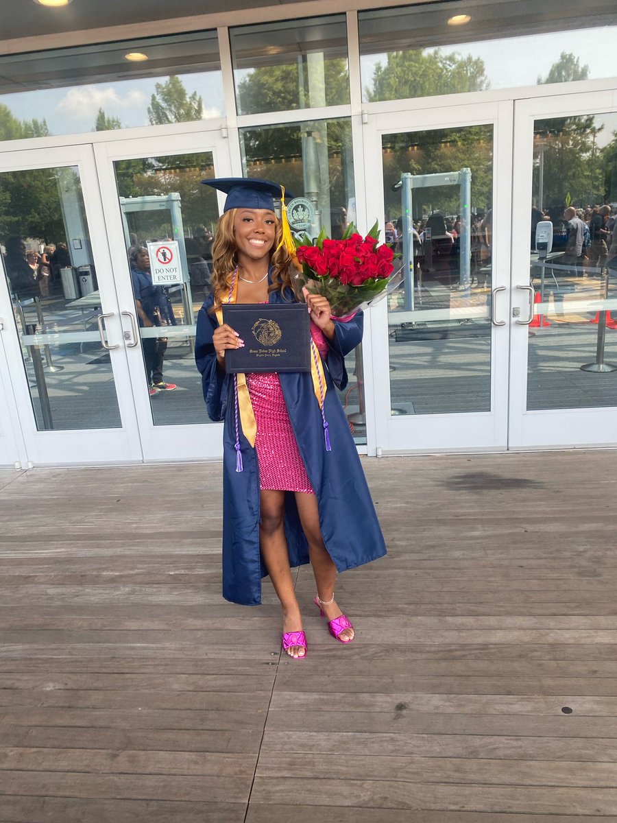 mayjanedavis's tweet photo. More graduates to be proud of! ♥️🦷#dentalassisting #techcenterpride @TechCenterVB @VBTechCenter @vbschools https://t.co/RhBIGL8jMx