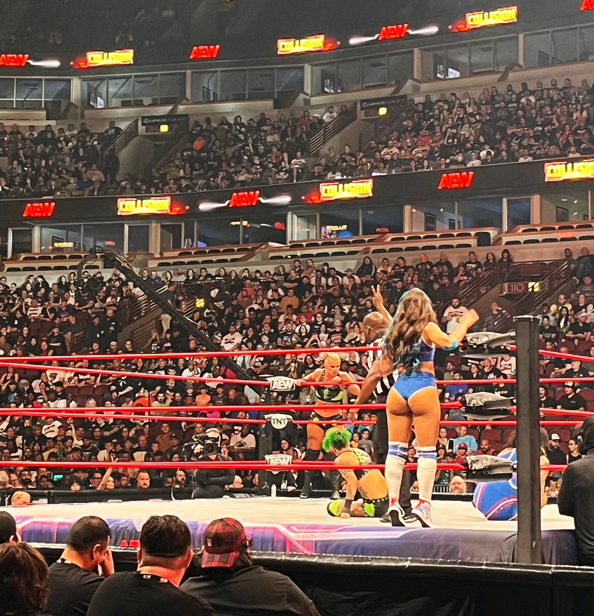 ShiningPolaris's tweet photo. Omg you ain’t gonna believe how much funny thirst comments are going on right now 🤣🤣🤣🤣🤣

We in Chicago big fans of Skye Blue 🤣

#aew #aewcollision https://t.co/lwHseQt7hz