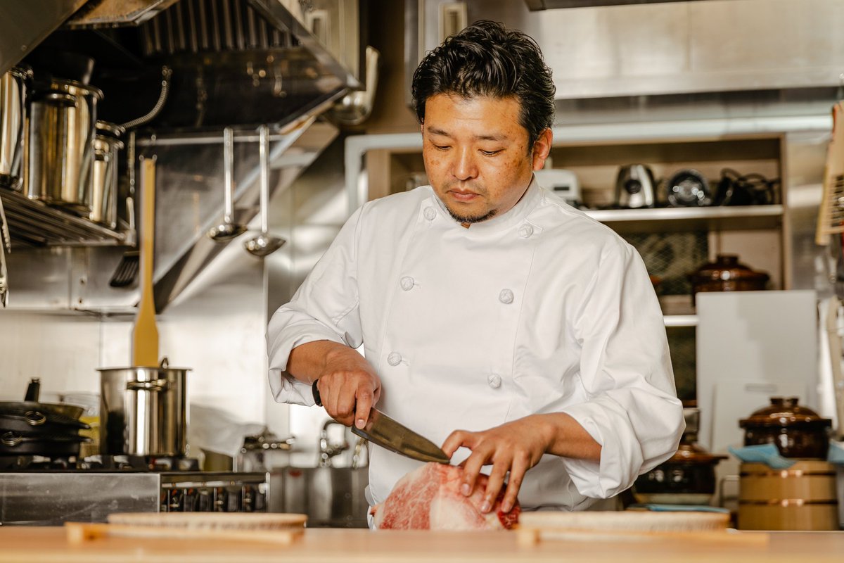 hiuchi1010's tweet photo. 【ご招待】

「肉の匠ひうち」

2周年記念、シェフズカウンターコース開始記念🥩

・炭火焼肉コース1組2名様
(通常ひとり17000円コース)
・炭火ステーキコース1組2様
(通常ひとり22000コース)

①@hiuchi1010 フォロー&amp;RT
②6/25 正午〆切
③火水木(祝日除く)17:30-19:30にご入店可能な方

↓ https://t.co/WkLzj28cCw
