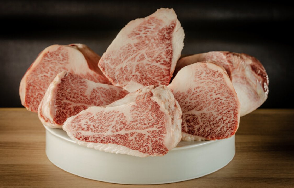 hiuchi1010's tweet photo. 【ご招待】

「肉の匠ひうち」

2周年記念、シェフズカウンターコース開始記念🥩

・炭火焼肉コース1組2名様
(通常ひとり17000円コース)
・炭火ステーキコース1組2様
(通常ひとり22000コース)

①@hiuchi1010 フォロー&amp;RT
②6/25 正午〆切
③火水木(祝日除く)17:30-19:30にご入店可能な方

↓ https://t.co/WkLzj28cCw