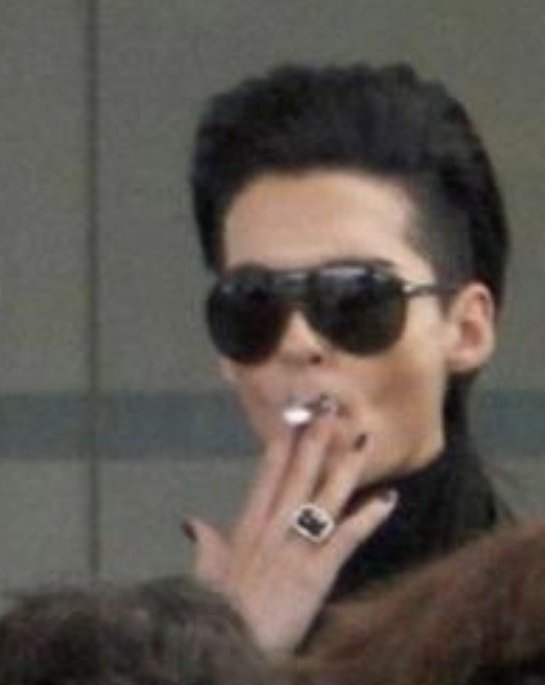 sykoPicklesDTD's tweet photo. Es más que un chico fumando. Es BILL KAULITZ fumando. https://t.co/0jyjKiOtOo