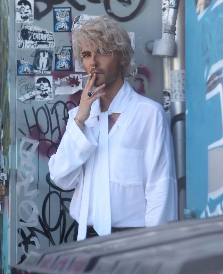 sykoPicklesDTD's tweet photo. Es más que un chico fumando. Es BILL KAULITZ fumando. https://t.co/0jyjKiOtOo
