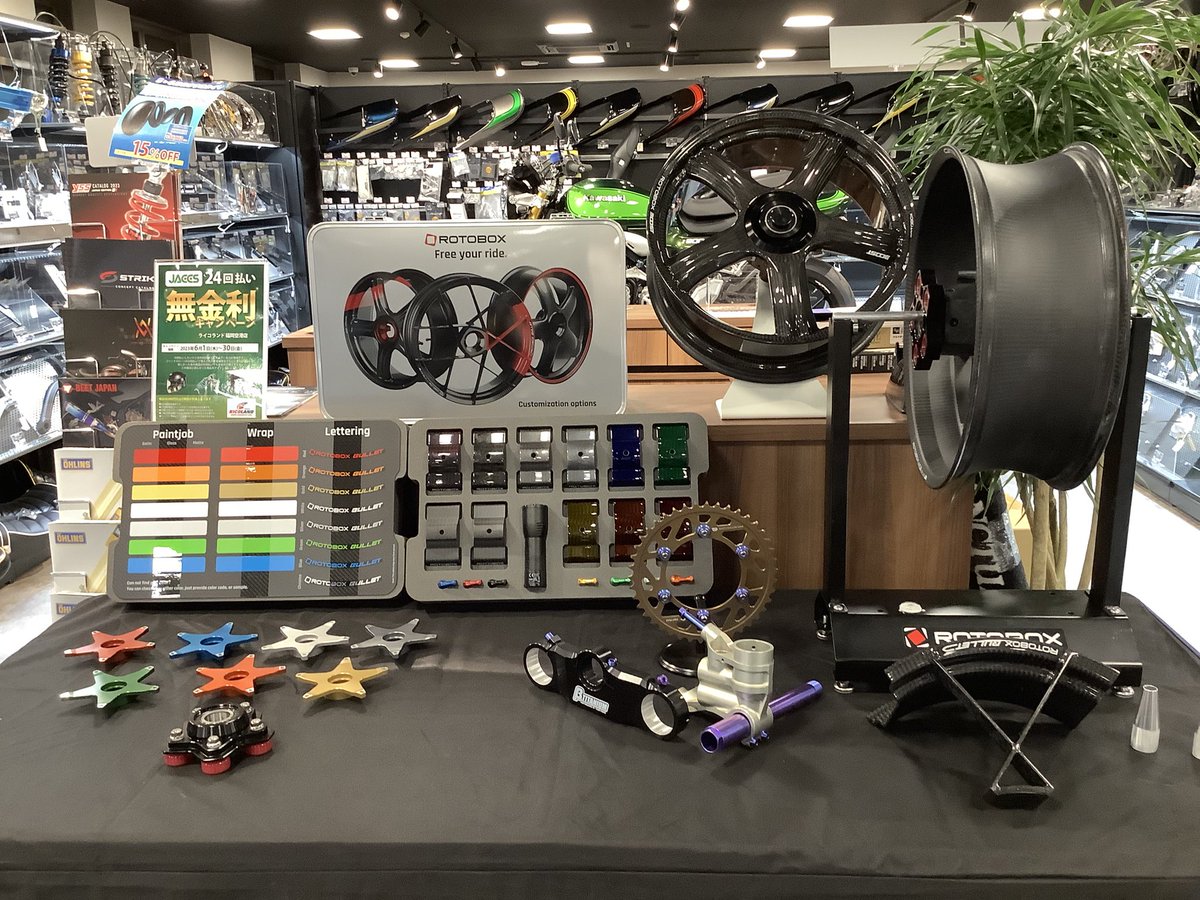 ricolandfukuoka's tweet image. イベント第三弾❗️
#ROTOBOX 展示会❗️
スロベニア発、超軽量カーボンホイールのブランドです！
圧倒的な軽さを、純正ホイールとの違いで体感していただけます💁‍♀️
カラーオーダーサンプルもたくさんあります😊
#バイク用品
#ライコランド福岡空港店