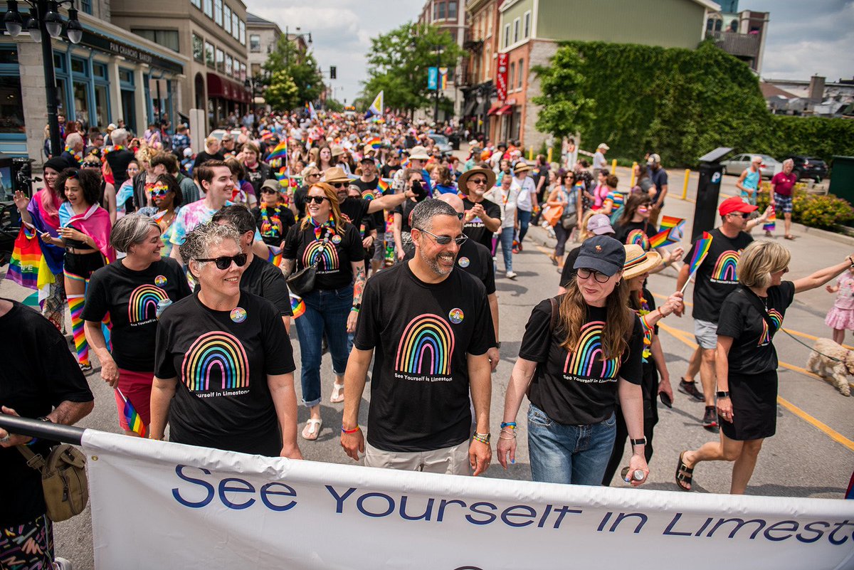 It's a <a href="/LimestoneDSB/">Limestone District School Board</a> #ygk #Pride2023 photo thread! Another amazing and very large turnout of cheerful LDSB staff, students, families, and friends! Proud to be part of such an inclusive and welcoming school board! 🏳️‍🌈🏳️‍⚧️🌈❤️