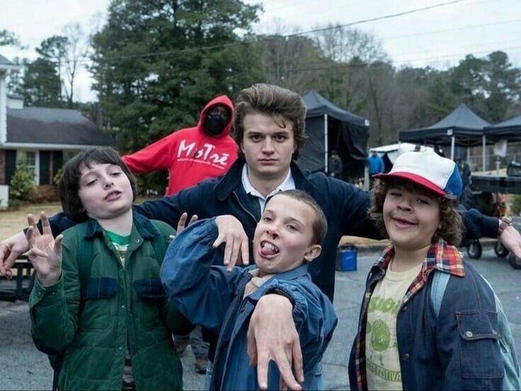strangerinform_'s tweet image. Com quantos anos começou a acompanhar Stranger Things e qual a sua idade atual? 

Me: Comecei com 15 e tenho 21 agora.

#Tudum Netflix