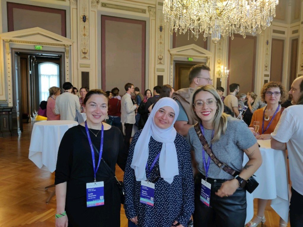 It was a huge pleasure and honour to meet many wonderful colleagues at #EAMT2023. Thanks to Lucía Guerrero <a href="/unajazara/">Lucía Guerrero</a> and María do Campo  <a href="/Maria_doCampoB/">María do Campo</a> for the nice talk and photo.