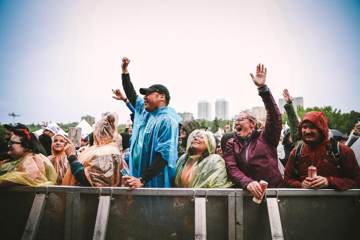 All smiles through the rain & it finally stopped for @mothermother who are about to hit the stage! #SMF2023