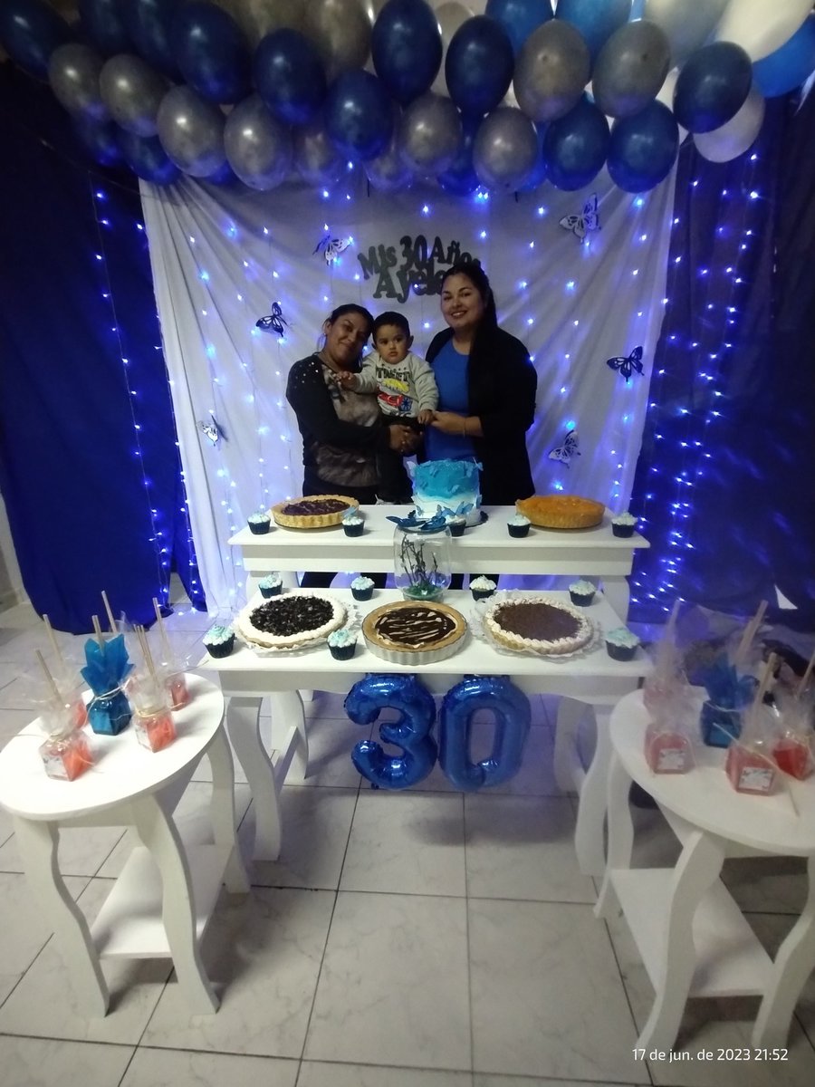 johasoledad93's tweet photo. Te amamos y eso está de más decirlo!! Feliz cumple 🎉🎂🎉 #Cumpleaños #Sorpresa #los30 https://t.co/JqZu6Q0qJd