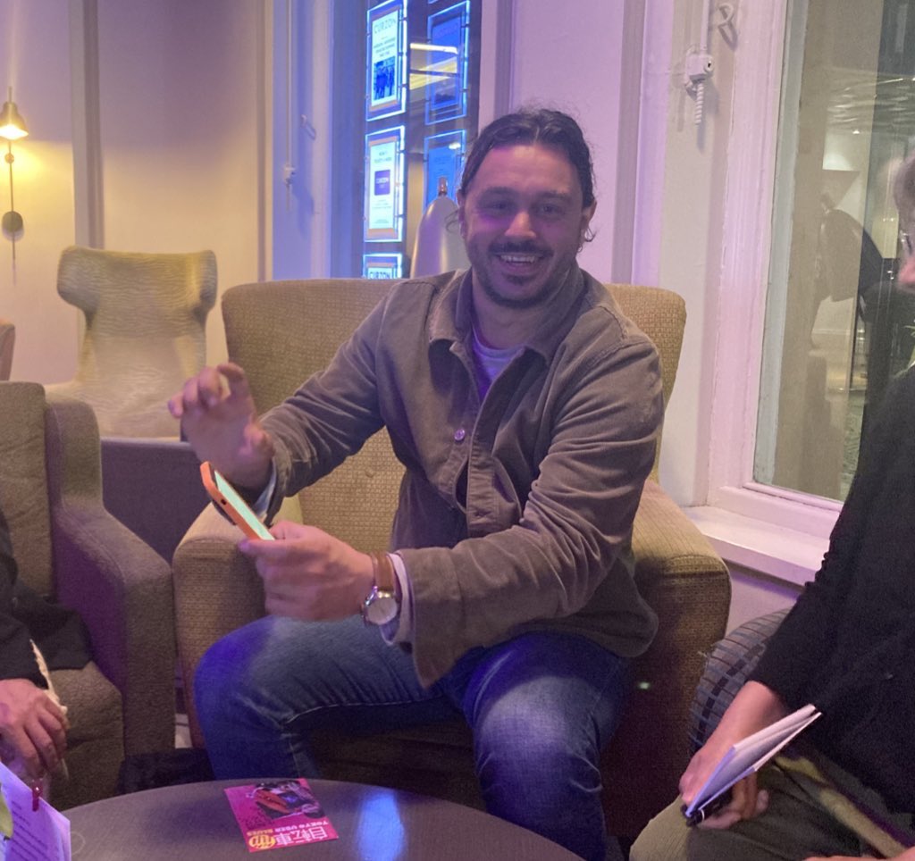 otogisyrupz's tweet image. 今夜の上映で司会をしてくれるのはジョセフさん、Q&amp;amp;Aの時間が短いからと映画を２回も観てくれて入念に打ち合わせ。たくさん質問を用意してくれていてありがたい。こういった人が他にも沢山いて映画祭全体の熱量になってるのだ。作り手としてもすごく幸せだ。
#SheffDocFest2023
#TokyoUberBlues