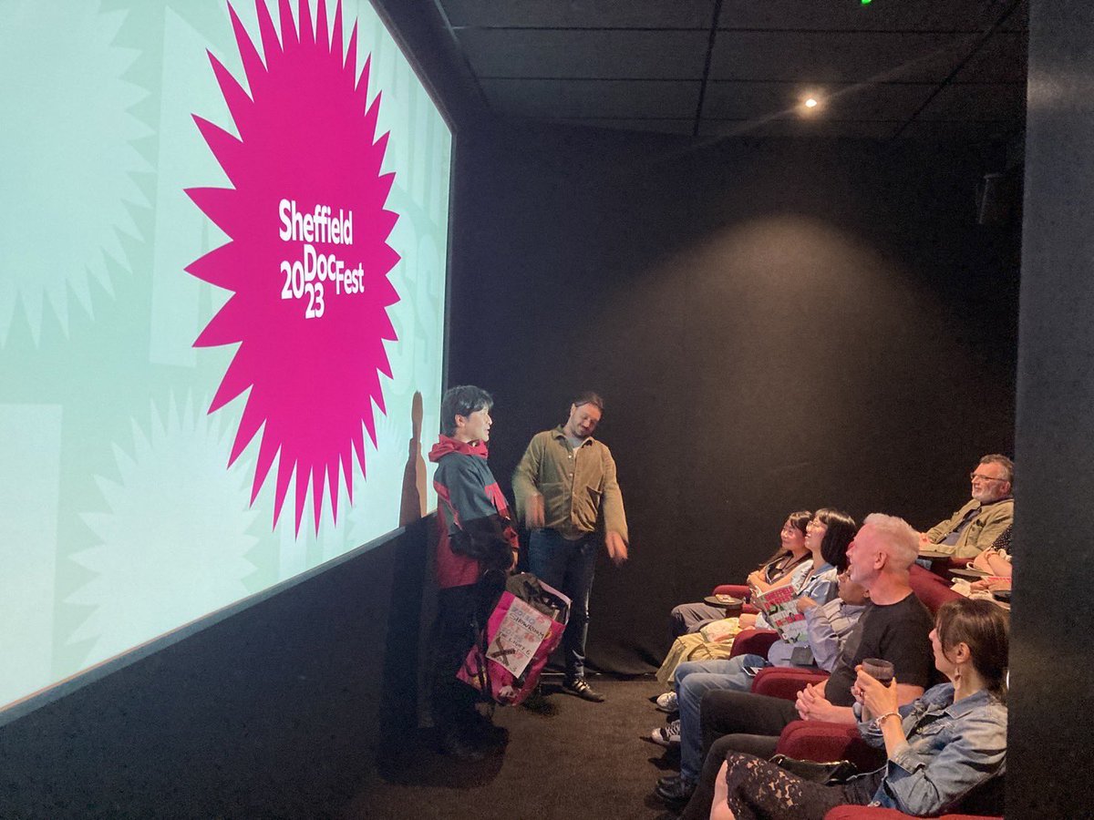 otogisyrupz's tweet image. 『東京自転車節』(英題 ”Tokyo Uber Blues”)３回目の上映スタート。会場は小さめで、対してスクリーンは超でかい！ウバック背負ってたらスクリーンに当たっちまう狭さ！映画祭の広さ狭さの振り幅がとんでもない。小さなスクリーンが生む熱量の密度がとんでもない！いい上映でした！
#SheffDocFest2023