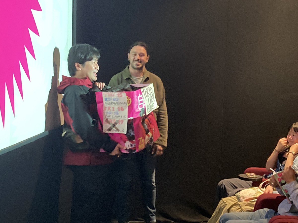 otogisyrupz's tweet image. 『東京自転車節』(英題 ”Tokyo Uber Blues”)３回目の上映スタート。会場は小さめで、対してスクリーンは超でかい！ウバック背負ってたらスクリーンに当たっちまう狭さ！映画祭の広さ狭さの振り幅がとんでもない。小さなスクリーンが生む熱量の密度がとんでもない！いい上映でした！
#SheffDocFest2023