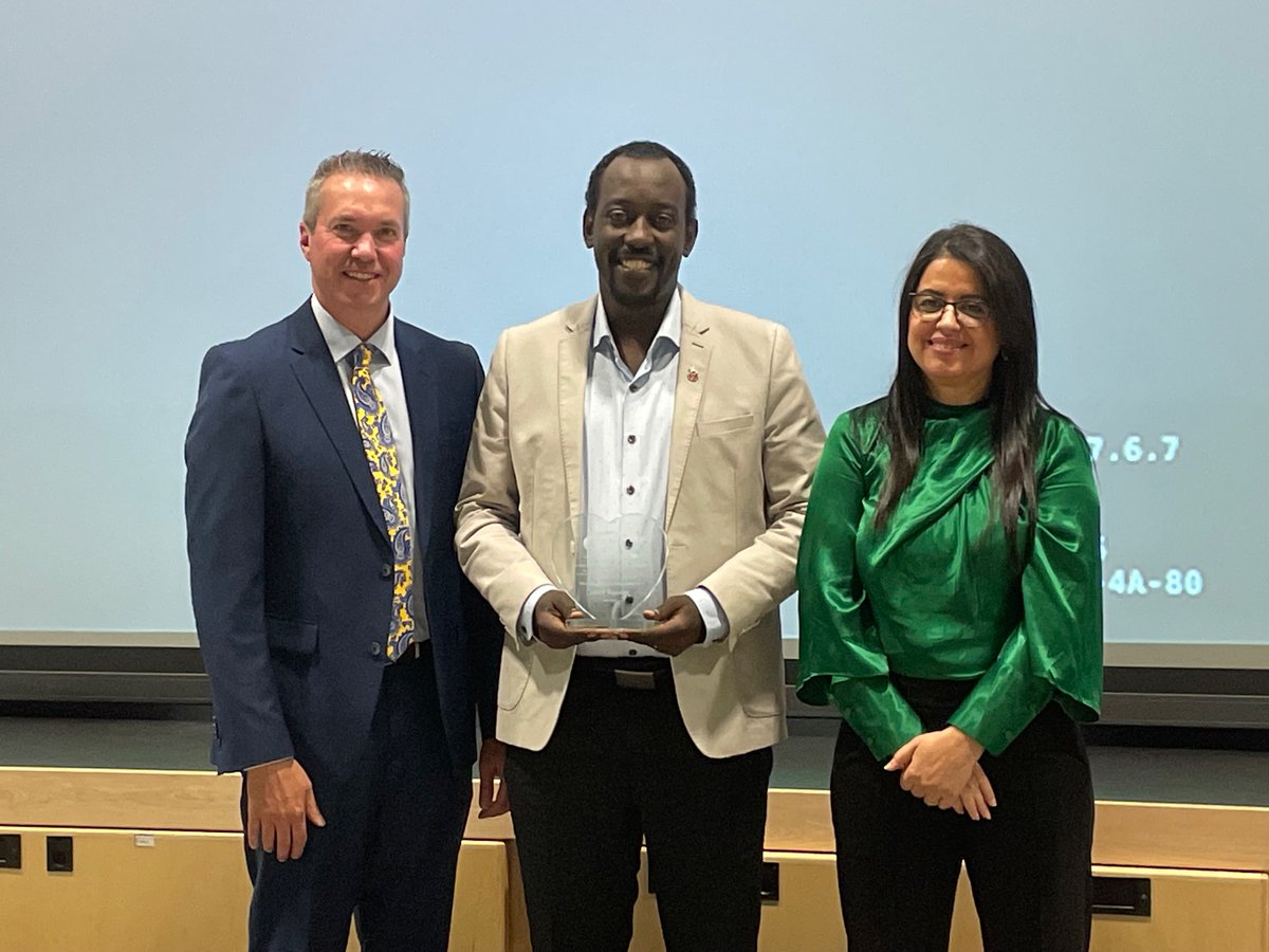 Belle soirée Edu-Gala du CEPAP! Félicitations à Albert Kayumba, agent de liaison <a href="/CollegeLaCite/">LA CITÉ</a>, lauréat du prix Mobilisation communautaire 👏🏻 et Judicael Massimbo, chargé de projets au Secteur international pour le prix Mentorat. Bravo pour votre implication dans la communauté!