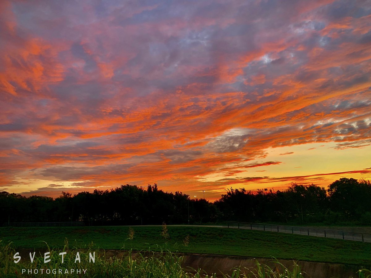 Trail Sunset This Hot Evening ✨ #Houston #Texas #iPhone #Fitbit #Svetan #SvetanPhotography Last photo for this Saturday🎶🎵✨ CU 2morrow dear TWI family