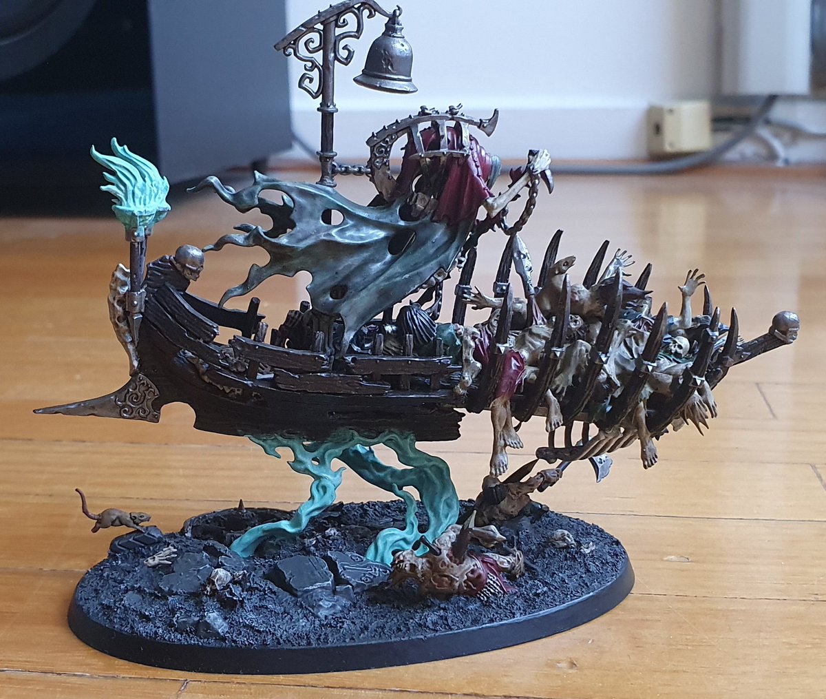 My 'counts-as' corpse cart for a #SoulblightGravelords army. It's probably my most ambitious conversion to date &amp; I'm really happy with how it turned out.

#Warhammer #ageofsigmar #kitbash #kitbashing #soulblight #warhammercommunity #warhammerconversions #warhammerageofsigmar
