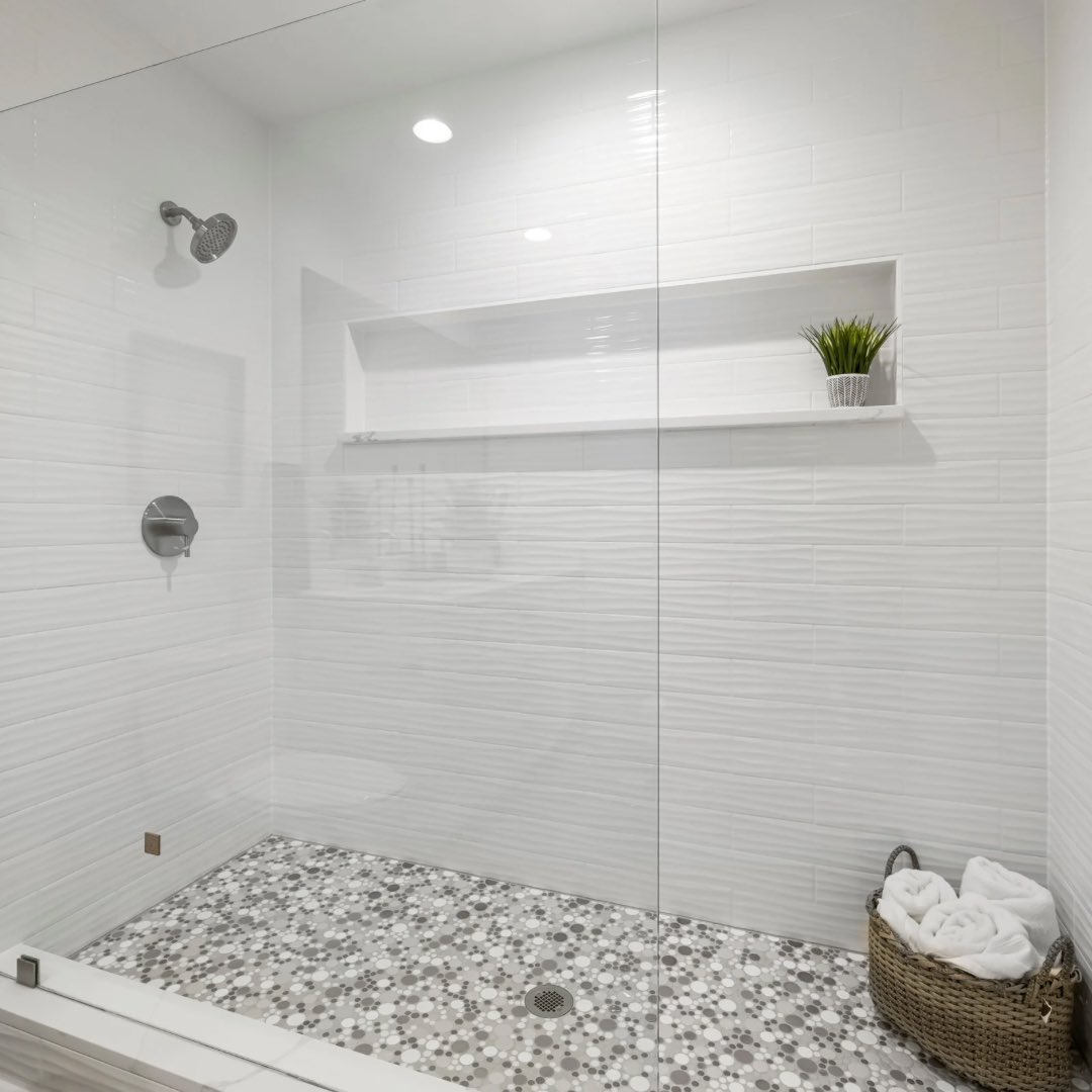 What's your best tip for keeping your shower area organized and clutter-free? Do you use a shower caddy, have a designated spot for products, or something else? Share your tips with us! #showerorganization #organizedbathroom #tidyup #shower #bathroom #showers