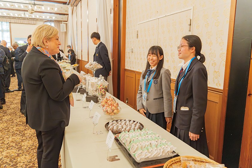 G7Kurashiki's tweet photo. 【会合開催の実績／コーヒーブレイク】コーヒーブレイクでは、地元として茶道団体による呈茶や、地元銘菓などをふるまいました。また、地元高校生が地域の魅力を説明し、代表団と交流しました。
https://t.co/FGZTHv49TG
#localsweets #teaceremony #G7 #kurashiki #倉敷市 https://t.co/ye1UVYVotm